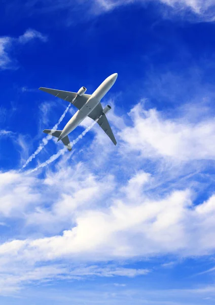 Vertikaler Naturhintergrund Mit Flugzeugen Und Düsenfliegern Himmel Flugzeug Und Kondensstreifen — Stockfoto