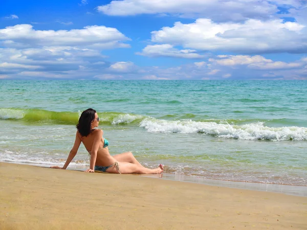 海滩上的女人 — 图库照片