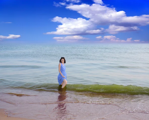 Donna sulla spiaggia — Foto Stock