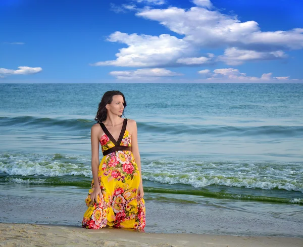 Mulher na praia — Fotografia de Stock