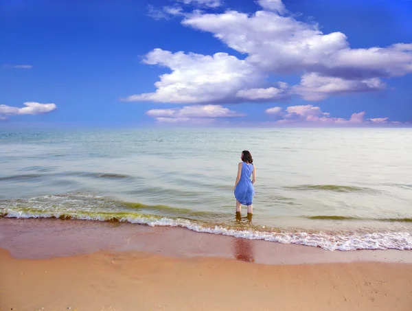 Vrouw op het strand — Stockfoto