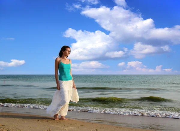 Mulher na praia — Fotografia de Stock