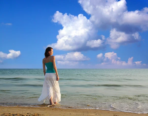 Mulher na praia — Fotografia de Stock