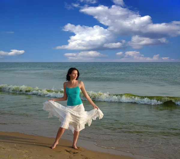 Vrouw op het strand — Stockfoto