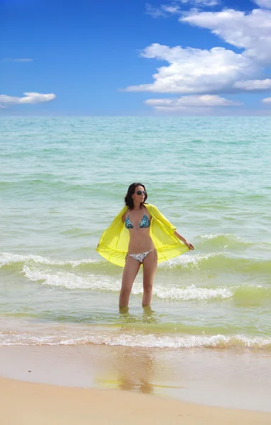 Mulher na praia — Fotografia de Stock