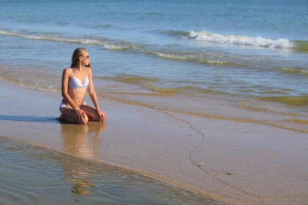 Vrouw op het strand — Stockfoto