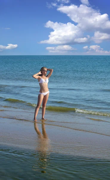 Mujer en la playa —  Fotos de Stock