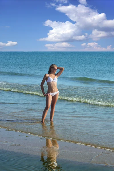 Mulher na praia — Fotografia de Stock