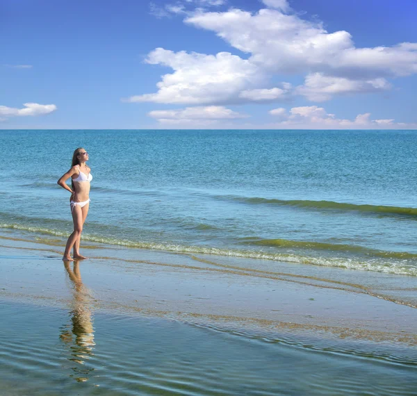 Vrouw op het strand — Stockfoto