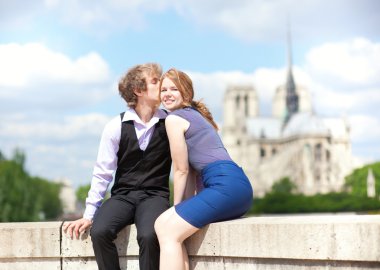 Çift zevk sıcak güneşli gün Paris'te dating