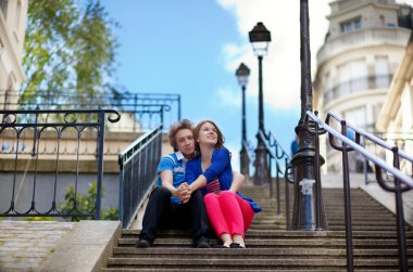 bir kaç merdiven oturan genç turist Montmartre