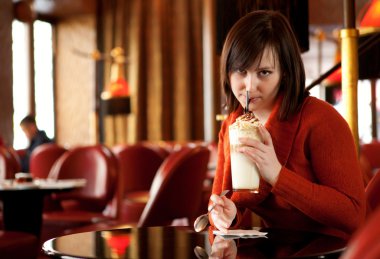 güzel bir genç kadın bir kafede kahve içme