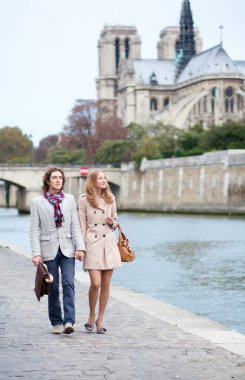 Dolgu, Paris'te Romantik Çift