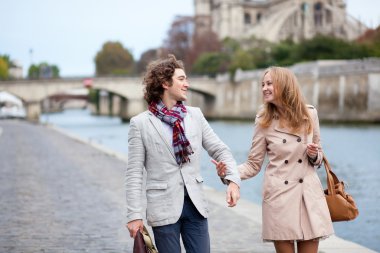 Dolgu, Paris'te Romantik Çift