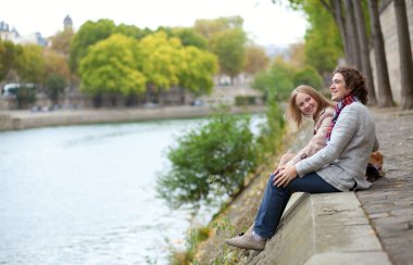 Paris'te bir tarih olan Romantik Çift