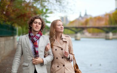 bir tarih olan sonbahar, Paris Romantik Çift