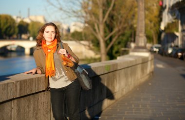 güzel genç kadının güneşli sabah erken: paris
