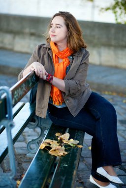 güzel bir genç kadın sıcak sonbahar günü zevk