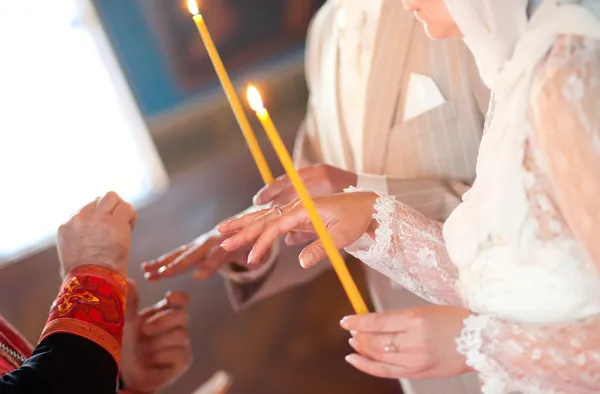 Prêtre mettre bague sur la mariée — Photo