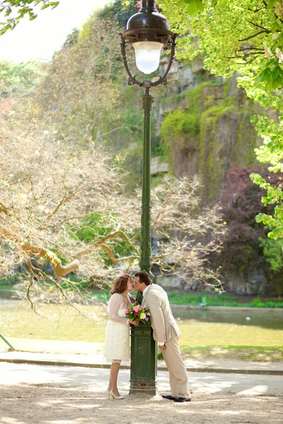Mooie net getrouwd paar kussen door lantaarn — Stok fotoğraf