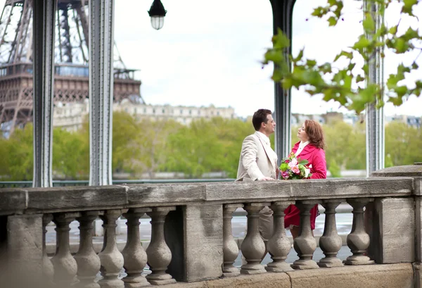 Braut und Bräutigam beim gemeinsamen Spaziergang kurz nach der Hochzeit — Stockfoto