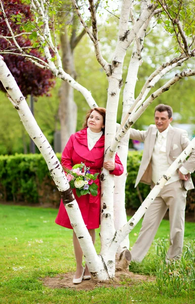 Bruden och brudgummen på deras bröllop gå tillsammans — Stockfoto