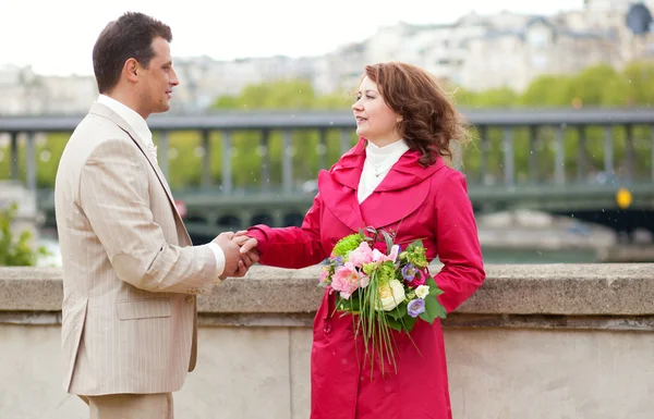 Muž a žena mají datum v Paříži — Stock fotografie