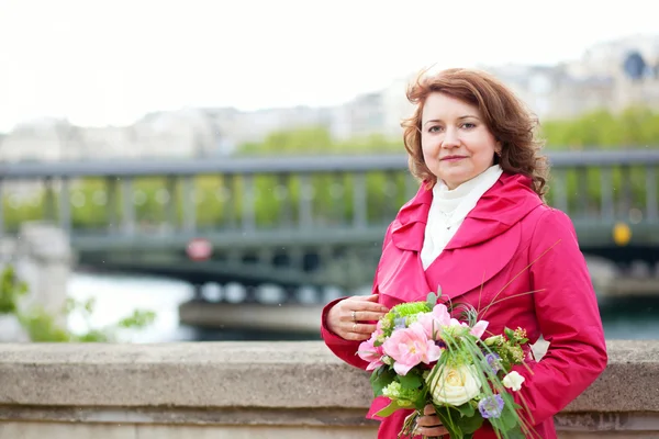 Beautful woman with flowers in Paris — Stock Photo, Image