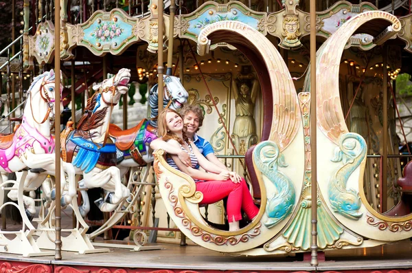 Jovem casal feliz no vintage parisiense alegre-go-round — Fotografia de Stock