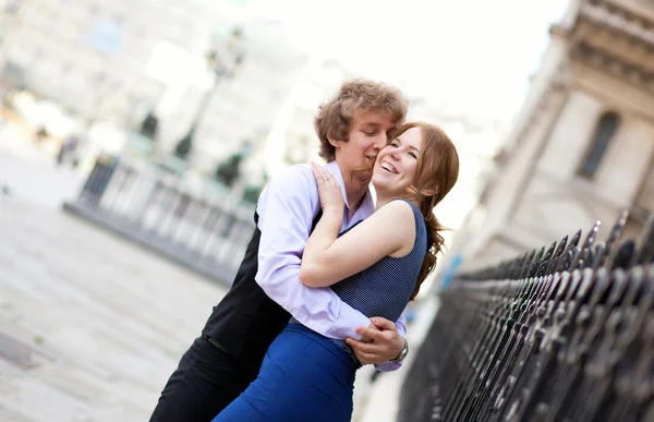 Young romantic couple outdoors, laughing — Stock Photo, Image