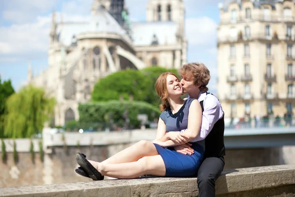 Romantic summer day in Paris, couple of tourists sitting by Notr — Stock Photo, Image