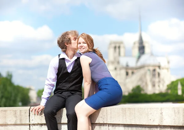 Пара знакомств наслаждается теплым солнечным днем в Париже — стоковое фото