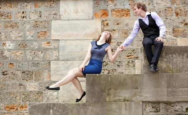 Pareja joven divirtiéndose en el terraplén parisino — Foto de Stock