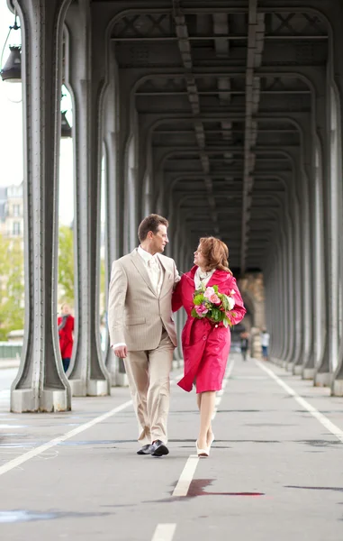 Mariage à Paris. Heureux couple de jeunes mariés marchant ensemble juste af — Photo