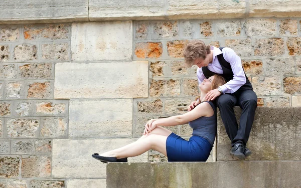 Giovane coppia rilassante presso l'argine parigino — Foto Stock