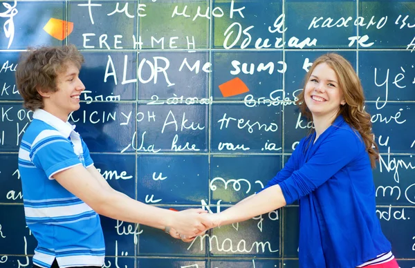 Jonge dating paar op montmartre in Parijs, in de buurt van de "i love you — Stockfoto