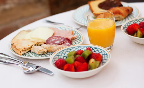 Deliziosa colazione con succo di frutta fresco e macedonia — Foto Stock