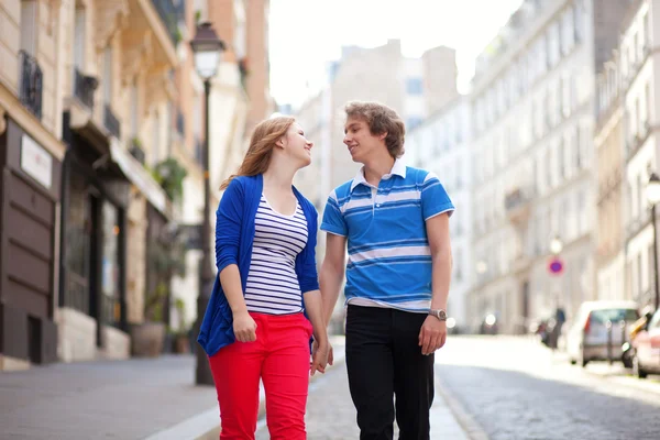 Citas pareja caminando juntos en la colina de Montmartre en París, Fran —  Fotos de Stock