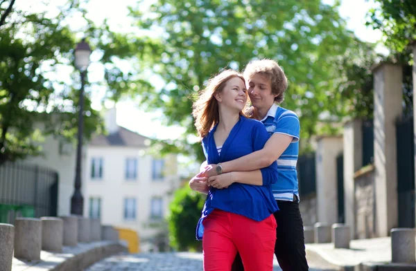 Dans les rues de Montmartre. Couple romantique ayant un rendez-vous — Photo