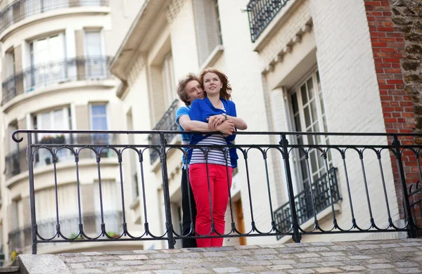 パリのモンマルトルの丘からの眺めを楽しむ若いカップル — ストック写真