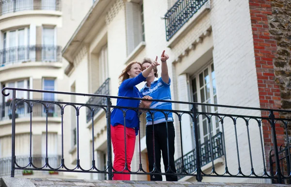Пара туристов на Монмартре смотрят на что-то и смеются. — стоковое фото