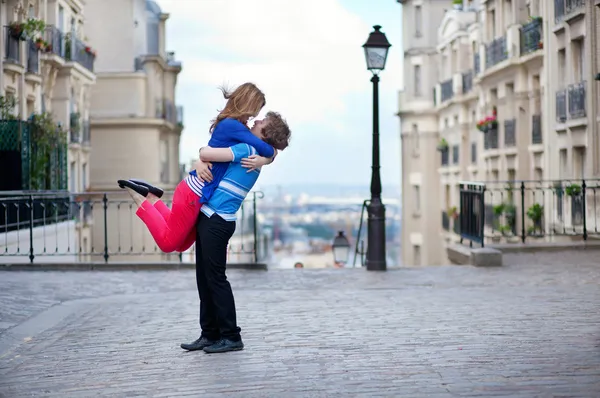 Kız genç çift üzerinde montmartre sarılma dating, atlıyor — Stok fotoğraf