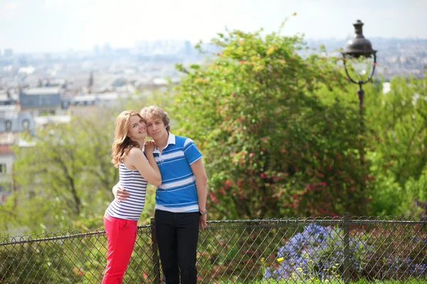 Młodzi turyści w Paryżu, na wzgórzu montmartre — Zdjęcie stockowe