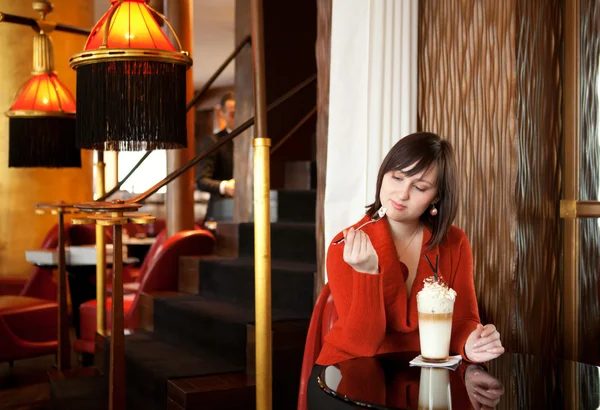 Belle jeune femme avec délicieux latte dans le café — Photo