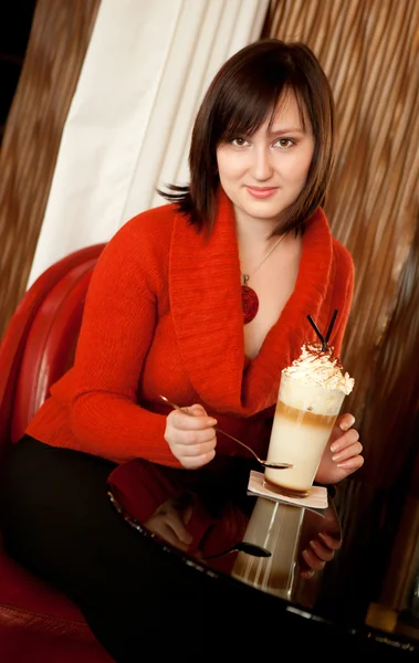 Mooie jonge vrouw met heerlijke koffie cocktail in café — Stockfoto