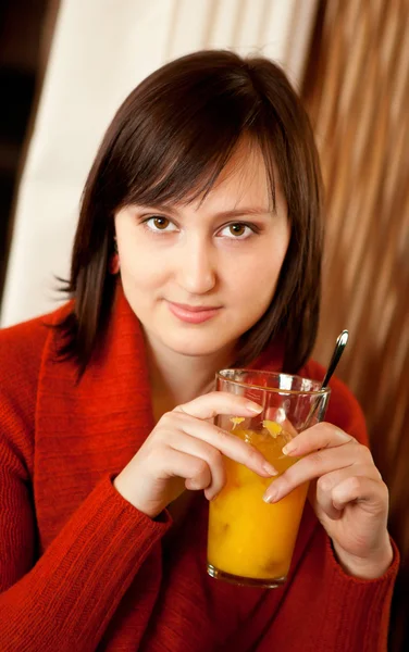 カフェでオレンジ ジュースと美しい若い女性 — ストック写真