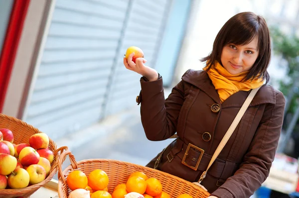 Hermosa joven cliente seleccionando manzanas en el mercado — Foto de Stock