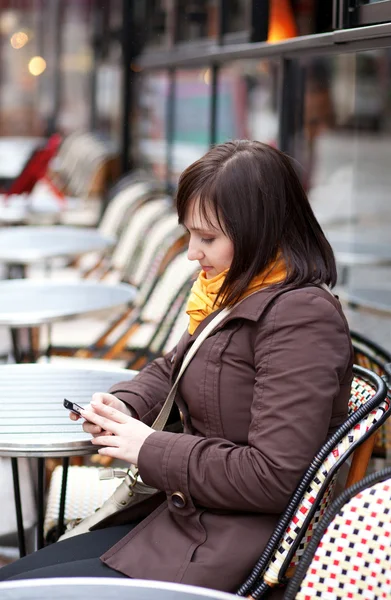 Vacker ung turist i paris skicka sms från parisiska stree — Stockfoto