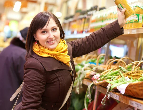 Vackra unga kund på grönsaksmarknaden — Stockfoto