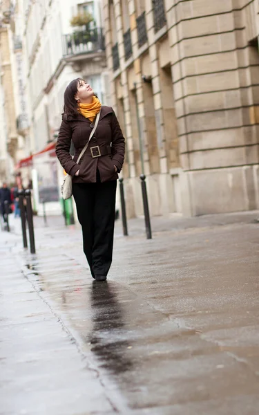 Jovem turista em Paris no dia chuvoso — Fotografia de Stock